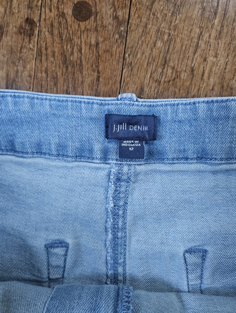 J. Jill light wash denim shorts with large front patch pockets size 12 - Picture 2 of 4
